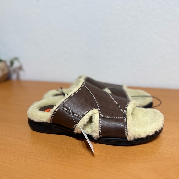 NWT Bass Mens Comfortable Brown Sherpa/ Leather Slippers with Open Toe Design - Picture 4 of 5
